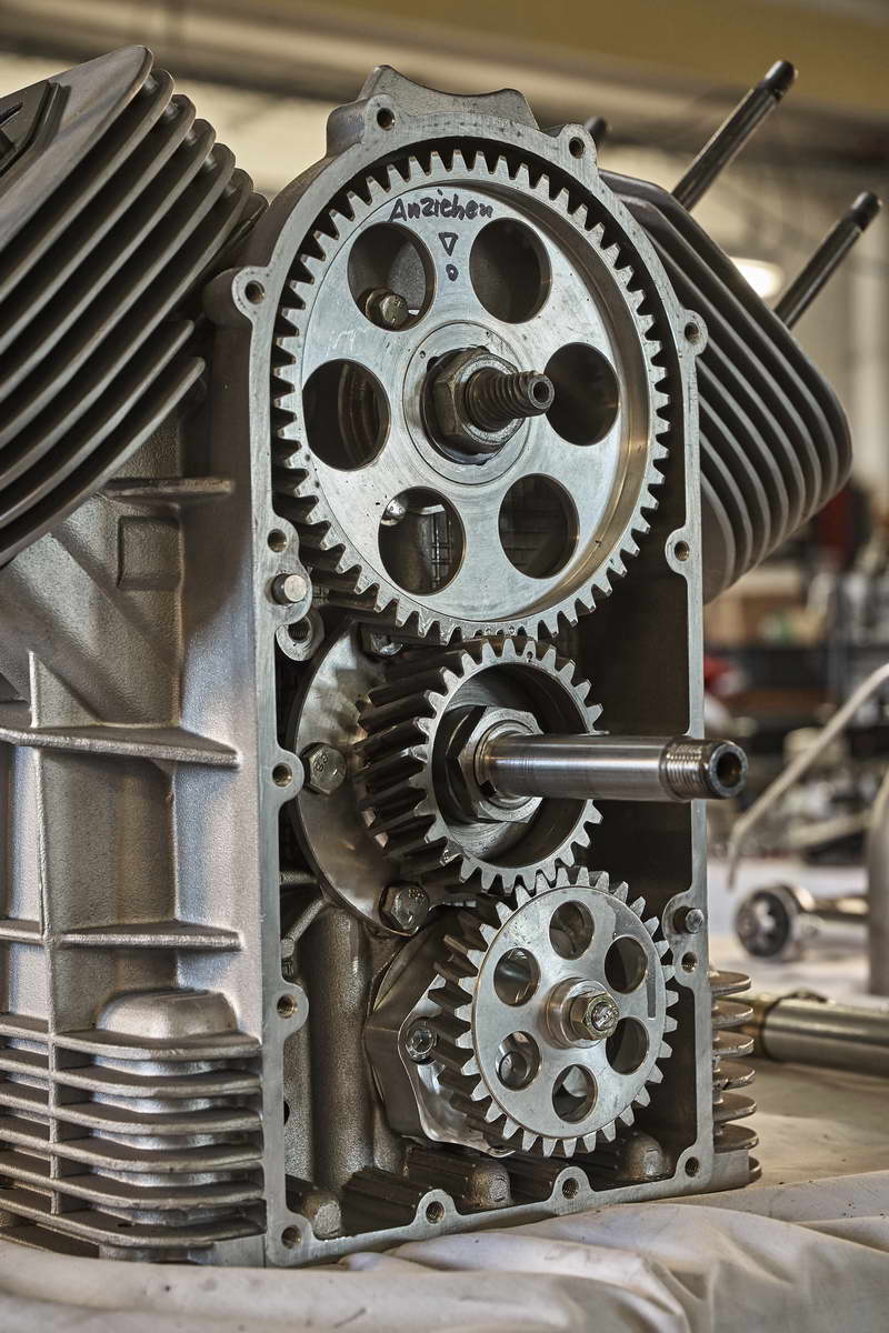 Guzzi Motor Zusammenbau René Nesselhauf